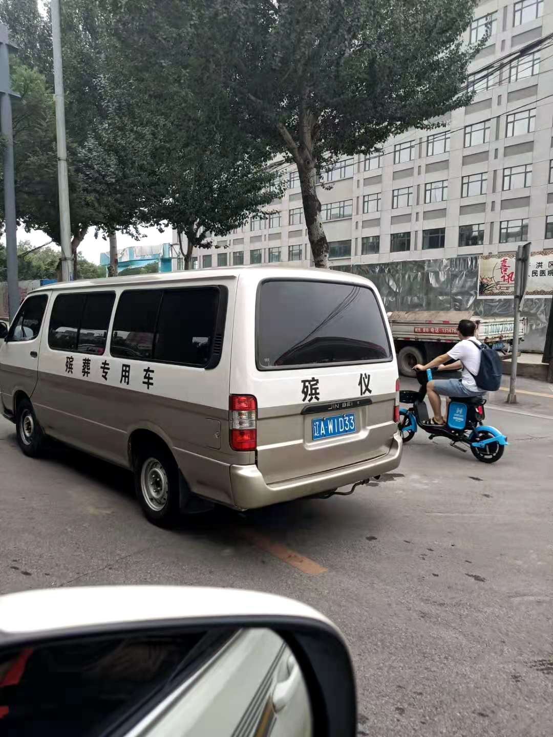 青岛殡仪车电话是多少 灵车水晶棺出租